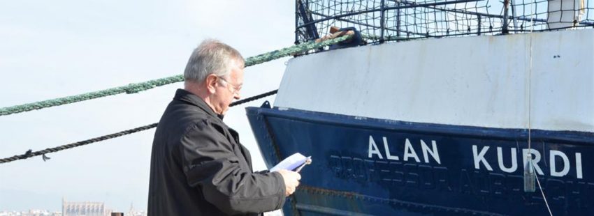 El obispo Taltavull bendice un barco de salvamento que recuerda al niño Alan Kurdi