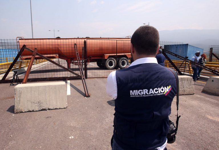 Guardia Bolivariana bloquea puente en frontera con Colombia para evitar paso de ayuda humanitaria