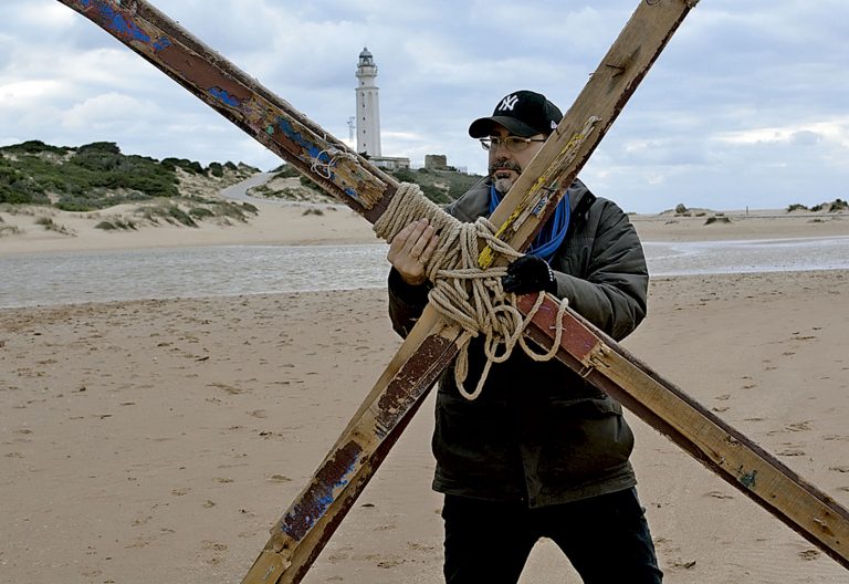 Cruces de madera por los migrantes en Cádiz