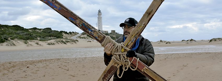 Cruces de madera por los migrantes en Cádiz