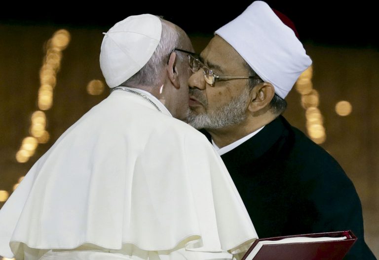 El papa Francisco besa al Gran Imán de Al-Azhar en Emiratos Árabes Unidos