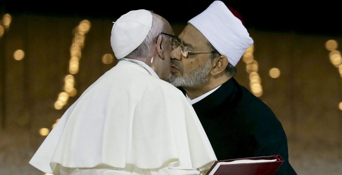 El papa Francisco besa al Gran Imán de Al-Azhar en Emiratos Árabes Unidos