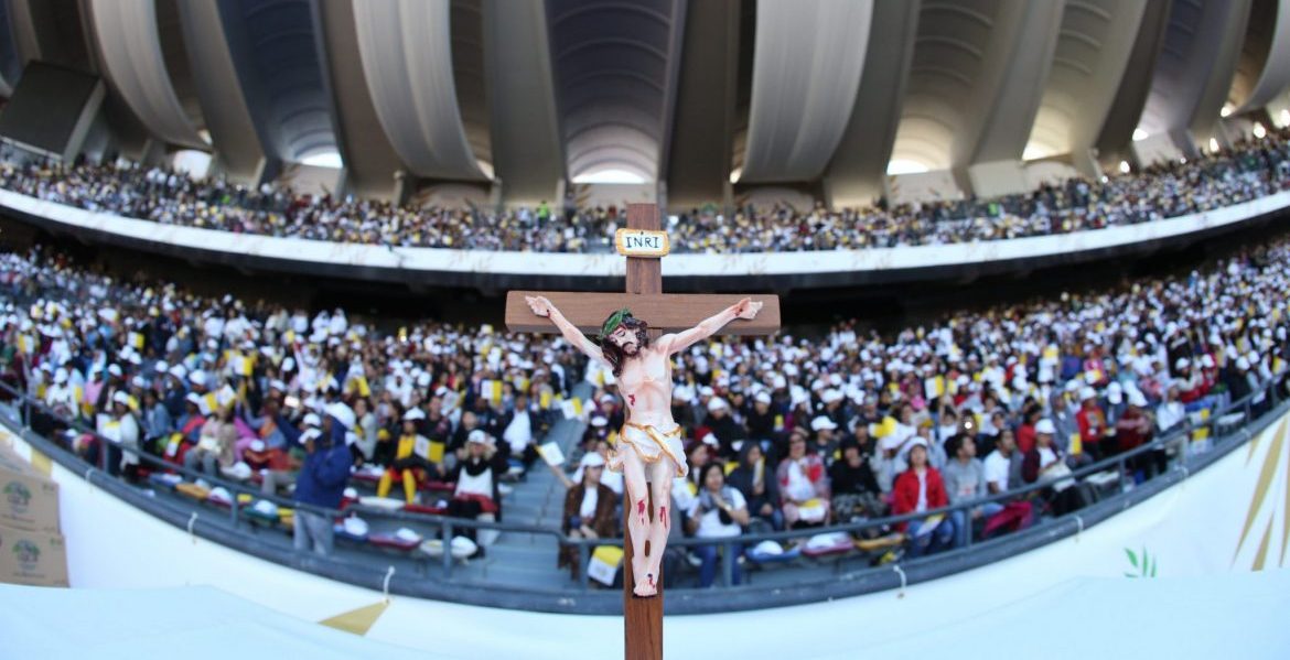 Miles de personas participan en la eucaristía celebrada por el Papa en Abu Dhabi/EFE