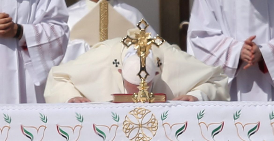 Francisco besa el altar en el que celebró la primera misa de un Papa en la penísula arábiga