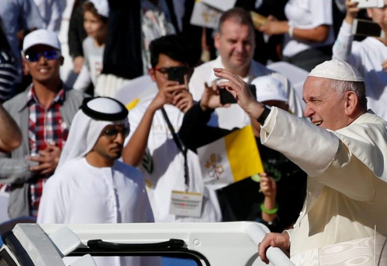 El Papa saluda a los fieles congregados en el estadio del Zayed, en Abu Dhabi/EFE