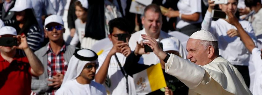 El Papa saluda a los fieles congregados en el estadio del Zayed, en Abu Dhabi/EFE