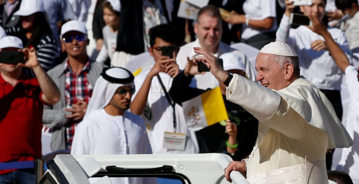 El Papa saluda a los fieles congregados en el estadio del Zayed, en Abu Dhabi/EFE