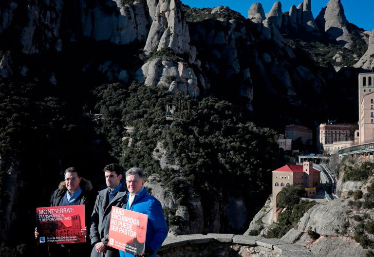 Víctimas de abusos se manifiestan en el Monasterio de Montserrat