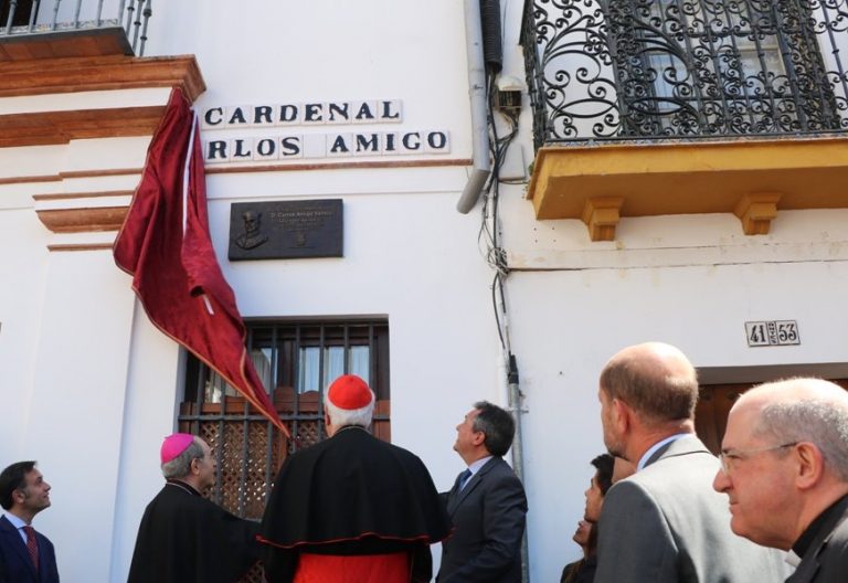 El cardenal Carlos Amigo estrena su calle en Sevilla