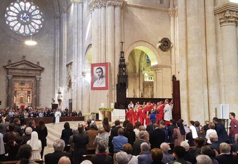 Angelo Becciu, prefecto de la Congregación para las Causas de los Santos, en la beatificación de Mariano Mullerat en la catedral de Tarragona
