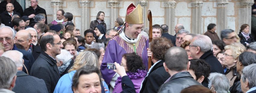 El arzobispo de Poitiers, primer prelado francés en apoyar la ordenación de hombres casados