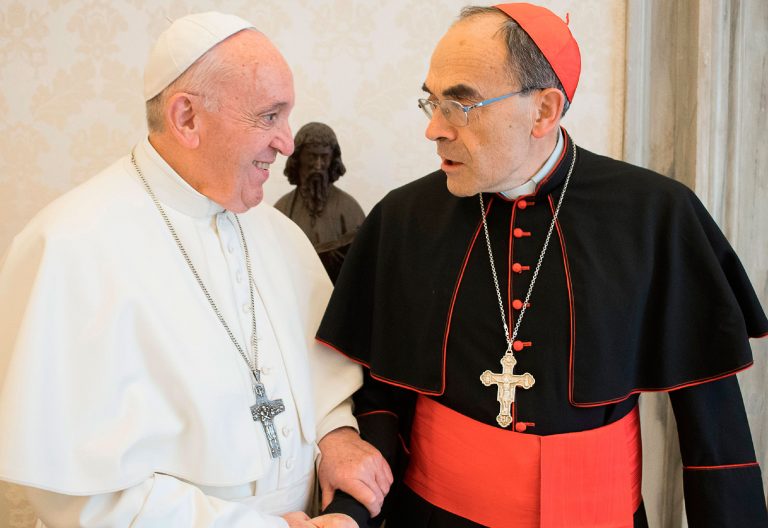 El papa Francisco, con el cardenal arzobispo de Lyon, Philippe Barbarin
