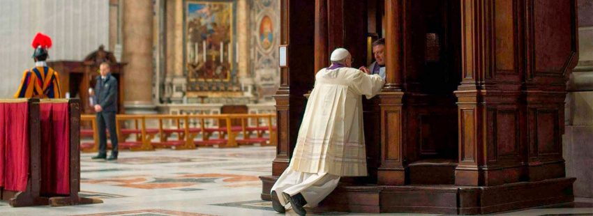 El papa Francisco se confiesa en San Pedro