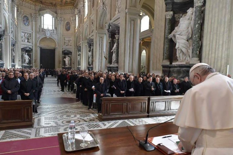 El papa Francisco con los sacerdotes de Roma en la Basílica de San Juan de Letrán