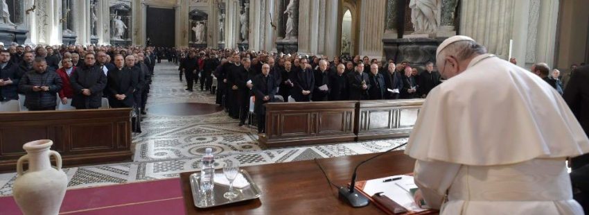El papa Francisco con los sacerdotes de Roma en la Basílica de San Juan de Letrán