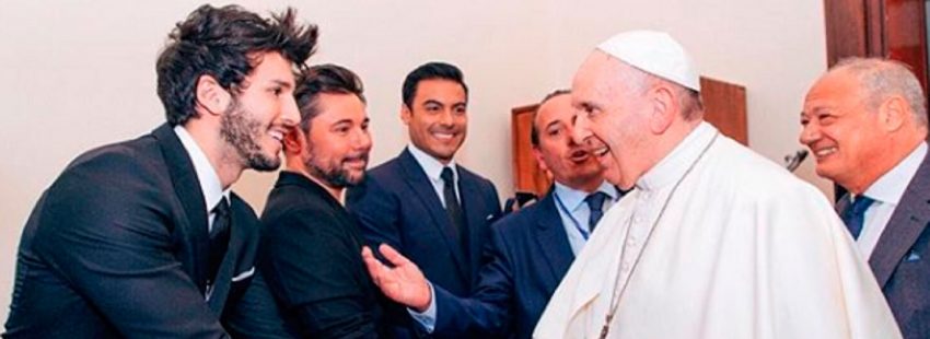 El cantante colombiano Sebastián Yatra saluda al papa Francisco
