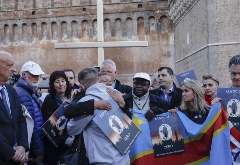 Un grupo de víctimas de abusos sexuales se concentran en el Vaticano durante la cumbre