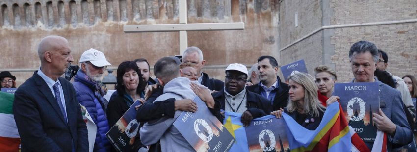 Un grupo de víctimas de abusos sexuales se concentran en el Vaticano durante la cumbre