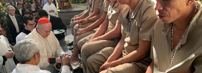 El arzobispo de México imita al Papa y lava los pies a 12 presos