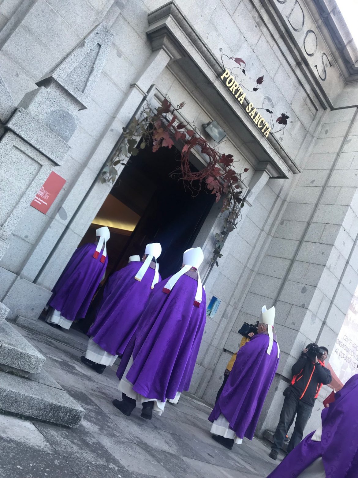 Los obispos españoles, en la Puerta Santa del Cerro de los Ángeles