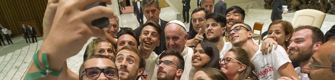 Selfie del Papa con un grupo de jóvenes