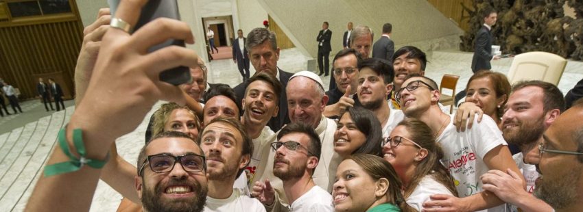 Selfie del Papa con un grupo de jóvenes