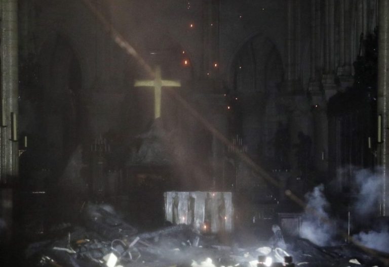 Vista interior de la catedral de Notre Dame, en París (Francia), tras el incendio/EFE