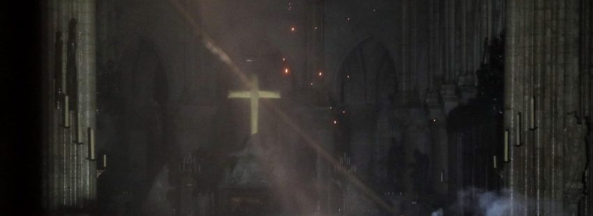 Vista interior de la catedral de Notre Dame, en París (Francia), tras el incendio/EFE
