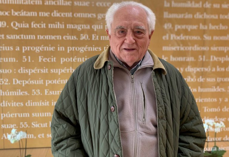 El religioso jesuita José Luis Caravias Aguilar, en la sede de SM, en Madrid, en enero de 2019