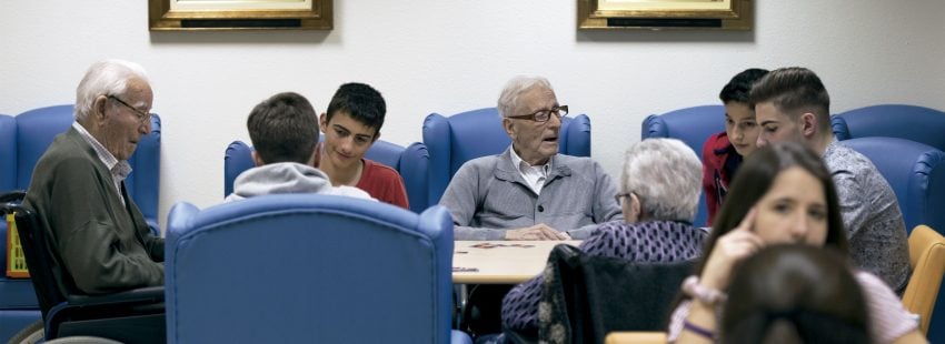Jóvenes y ancianos del proyecto intergeneracional de las Dominicas de Tarragona