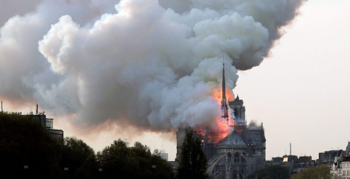La catedral de Notre Dame, durante el incendio