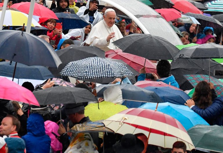 El papa Francisco, en la audiencia general lluvia
