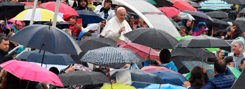 El papa Francisco, en la audiencia general lluvia