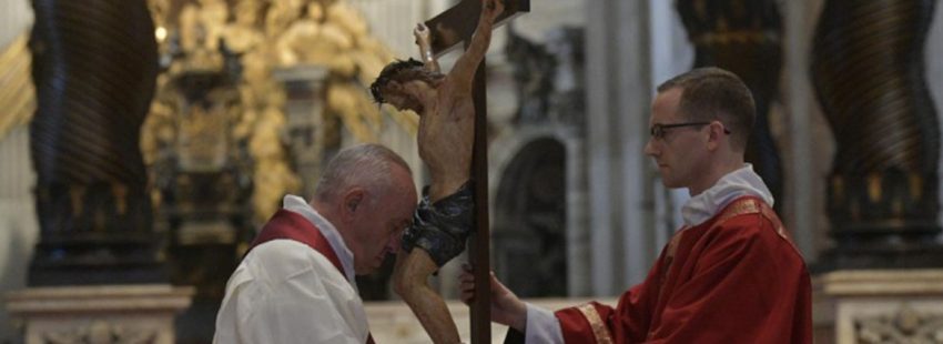 Francisco: “La Cruz indica a la Teología la importancia de combinar la altura del pensamiento