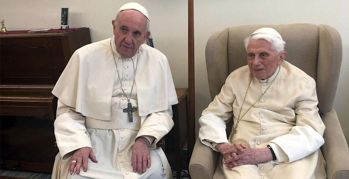 El papa Francisco con Benedicto XVI, durante la visita que efectuó a su predecesor para