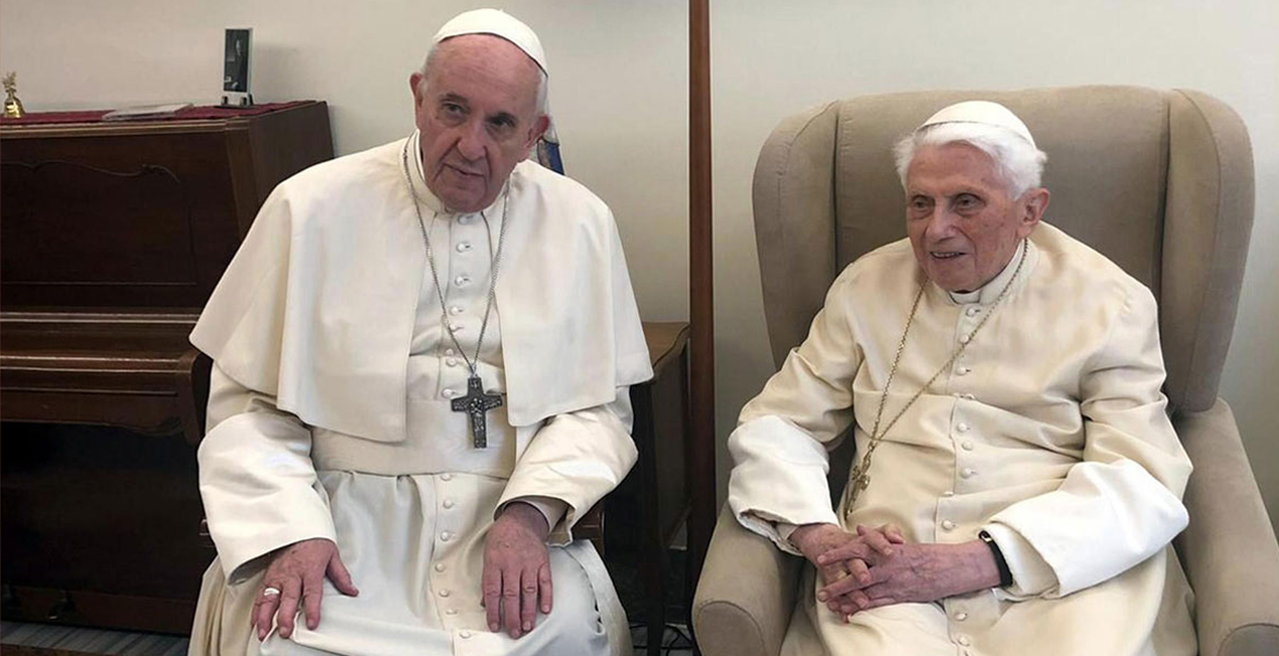 El papa Francisco con Benedicto XVI, durante la visita que efectuó a su predecesor para felicitarle la Pascua de 2019