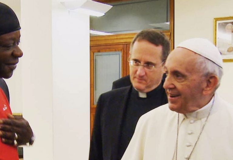 Papa Francisco: “Quien descarta a los homosexuales no tiene corazón”