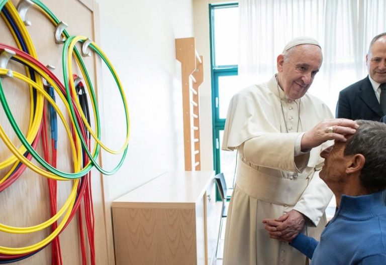El Papa Francisco durante su visita al centro para personas con alzhéimer en Roma/EFE