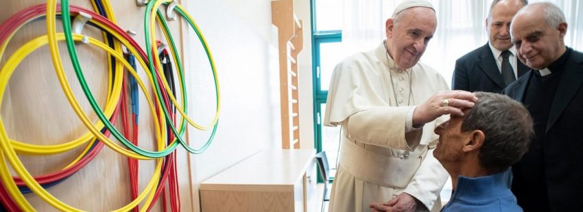 El Papa Francisco durante su visita al centro para personas con alzhéimer en Roma/EFE