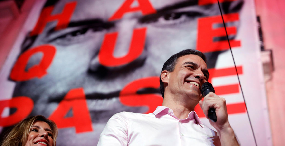Pedro Sánchez celebra con sus seguidores en la sede del PSOE, en la calle Ferraz, su triunfo en