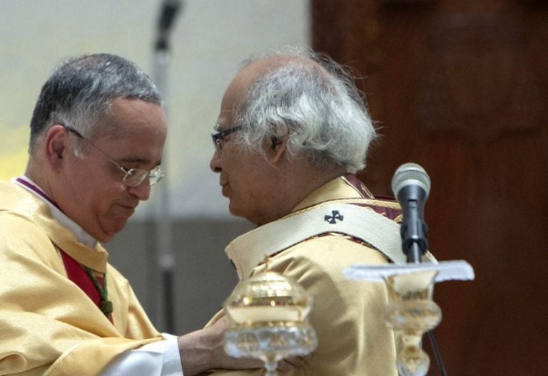 El cardenal Brenes y su obispo auxiliar se abrazan durante la Misa Crismal/EFE