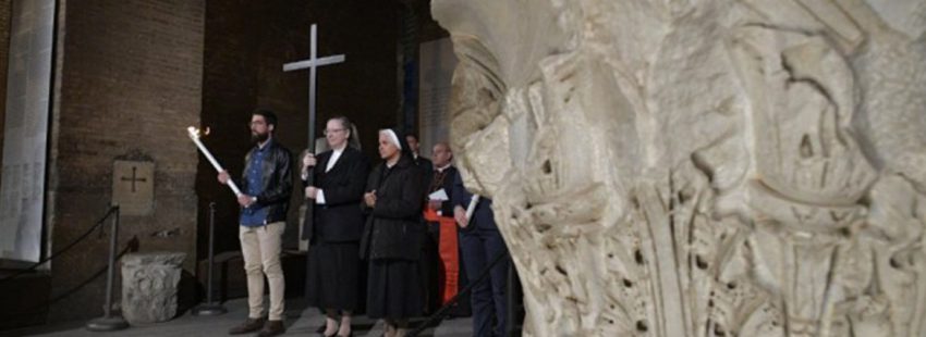 Una familia ucraniana y una rusa, juntas en el Vía Crucis del Coliseo
