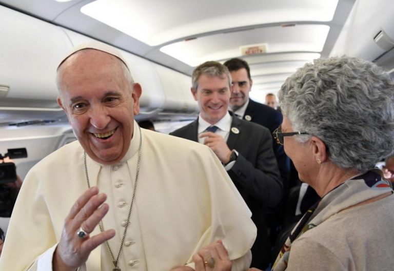 El Papa Francisco, en el avión con destino a Bulgaria/EFEEl Papa Francisco, en el avión con destino a Bulgaria/EFE