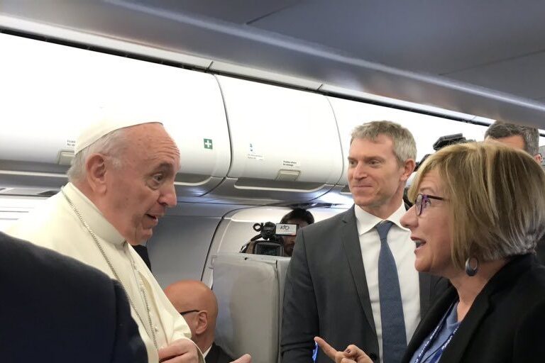 El Papa Francisco, con la corresponsal de Cope, Eva Fernández