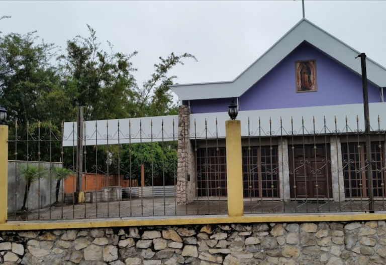Un sacerdote anciano da ejemplo de buen pastor, tras una balacera en una iglesia de Veracruz