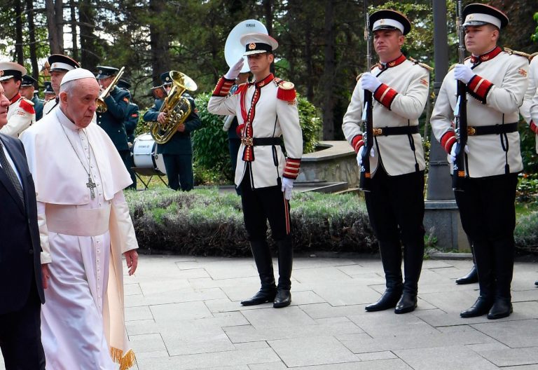 El papa Francisco, durante su visita a Macedonia del Norte