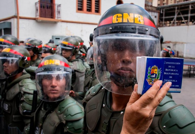 La Guardia Nacional de Venezuela ataca con bombas lacrimógenas un templo en San Cristóbal durante