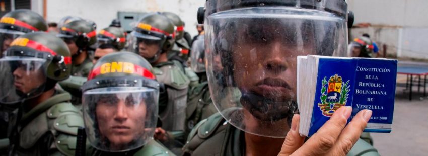 La Guardia Nacional de Venezuela ataca con bombas lacrimógenas un templo en San Cristóbal durante