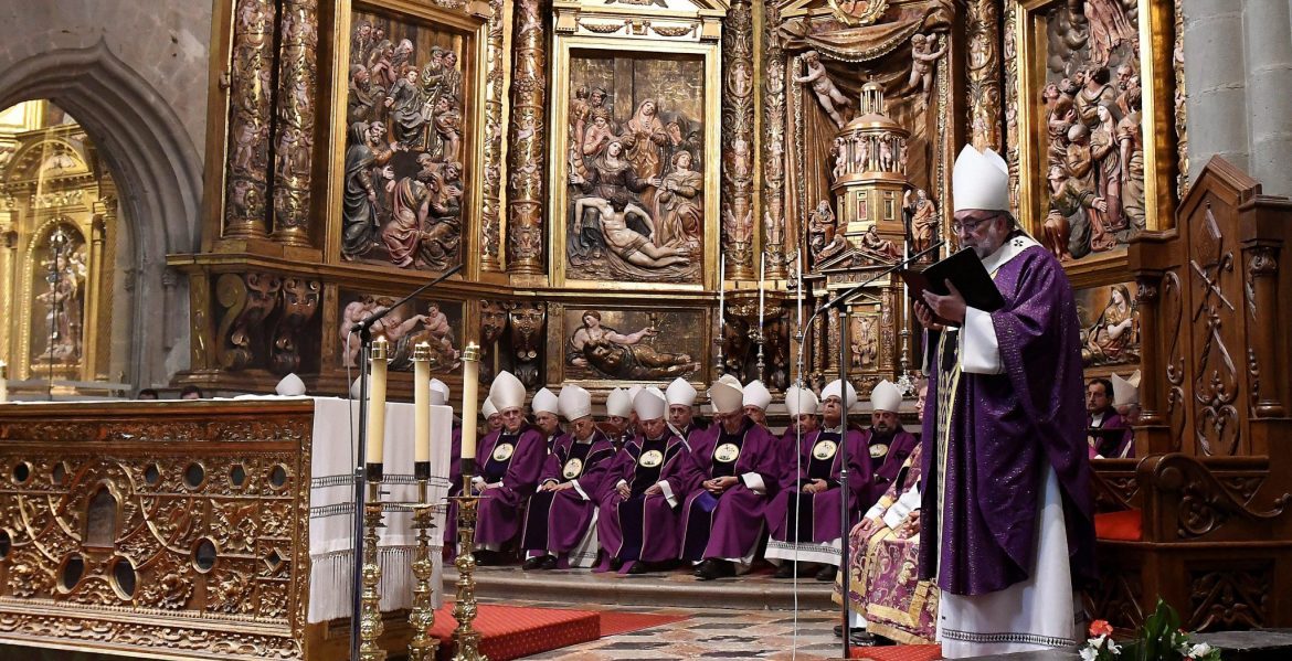 El arzobispo de Oviedo Jesús Sanz, presidió la misa exequial por el obispo de Astorga/EFE