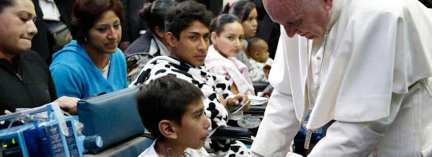 Papa francisco con niño enfermo